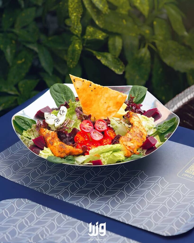سالاد سزار با مرغ گریل